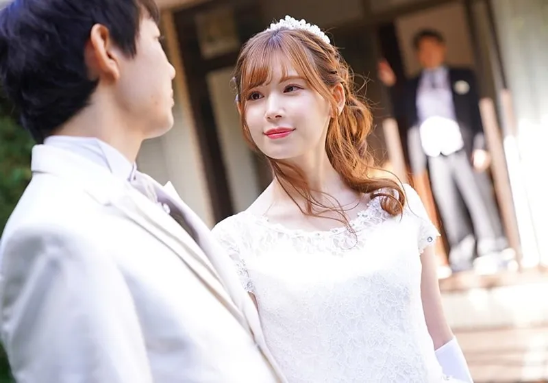 Bố người chồng xoạc bạn gái của con trai ngay sau lễ cưới của con trai