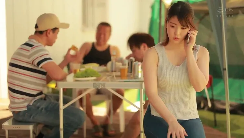 Người chồng khờ để cô vợ tham gia sự kiện cắm trại với mấy gã nhà đối diện và cái kết