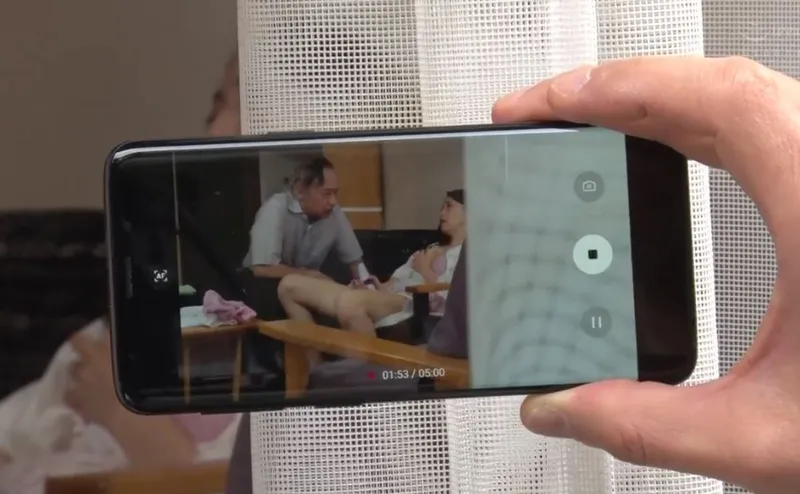 Vợ của con trai gian díu với bố Anh xã bị gã cấp trên khu phố phát hiện
