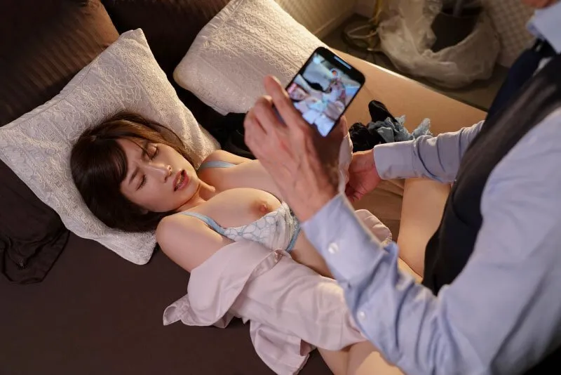 Cấp trên chuốc thuốc em thư ký bắt xoạc cả đêm khi đi làm ăn xa